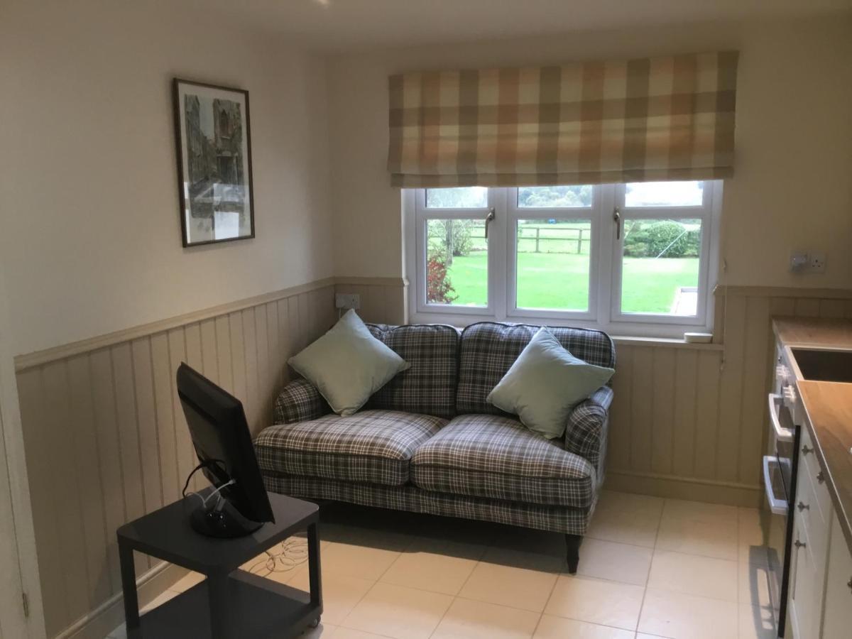 Cute Cottage 2024 Traveller Award Yateley Exterior photo