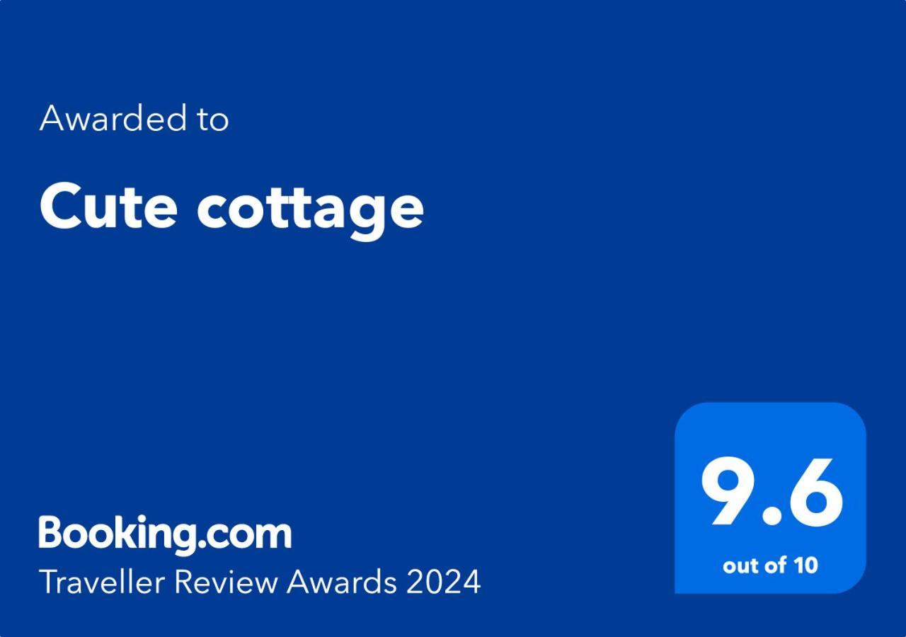 Cute Cottage 2024 Traveller Award Yateley Exterior photo